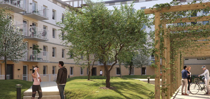 Innergård med träd, pergola och människor som samtalar mellan bostadshus.