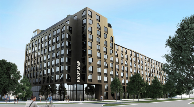 Illustration av ett flerbostadshus med mörk fasad och texten ”BASECAMP” på byggnaden.