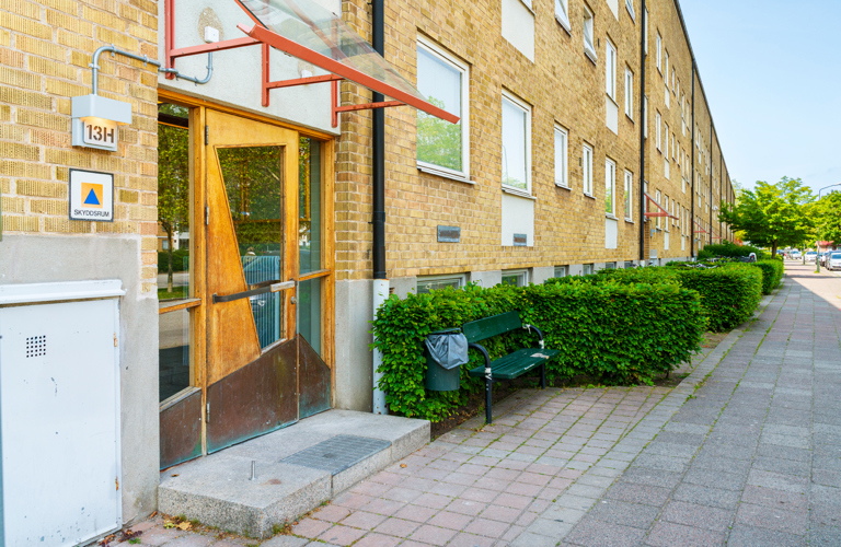 Bild på fasad och entré.