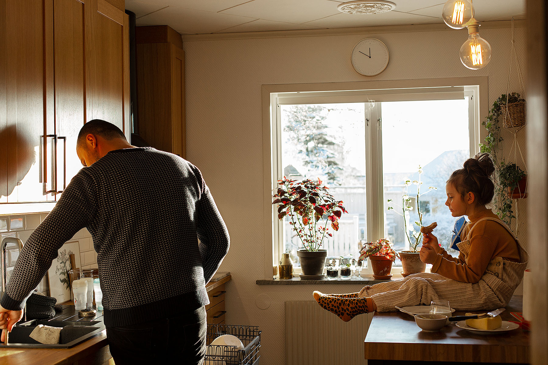 Pappa och dotter i köket, foto 